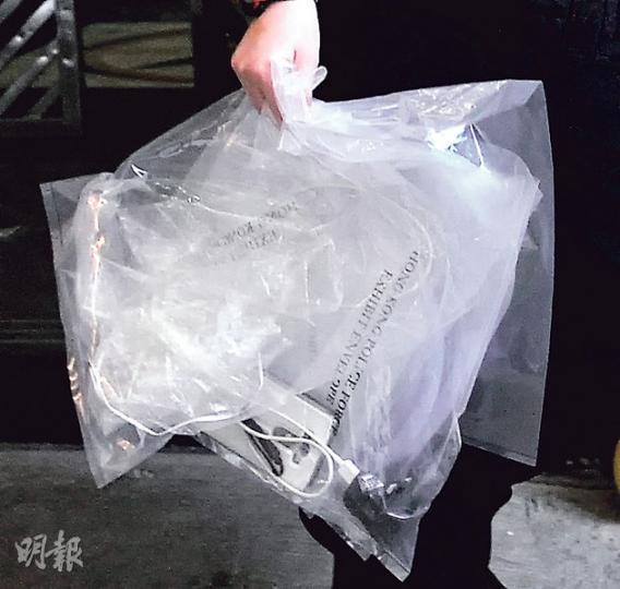 IVE學生於寓所房間以膠袋笠頭自殺,警方事後檢走氣罐、膠喉等證物。(林樂軒攝)20歲IVE學生,疑不堪學業壓力自殺身亡,屍體由仵工舁送殮房。(衛永康攝) IVE學生於寓所房間以膠袋笠頭自殺,警方事後檢走氣罐、膠喉等證物。(林樂軒攝)20歲IVE學生,疑不堪學業壓力自殺身亡,屍體由仵工舁送殮房。(衛永康攝)