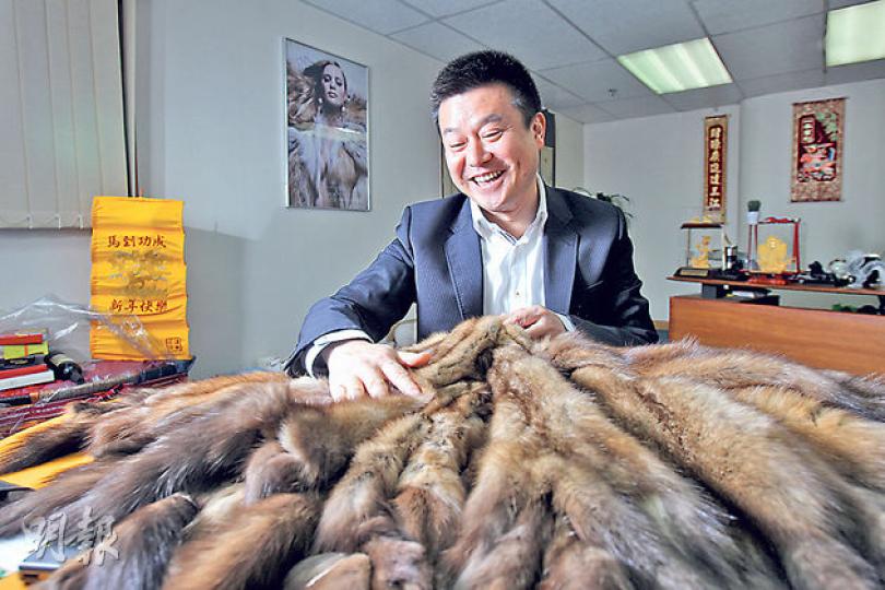 來港32年、現年46歲的新移民陳榮展,由月薪600元的皮草學徒,白手興家開公司做皮草貿易生意。他有感時下青年容易因工作悶便請辭,寄語青年「不要介懷入職怕蝕底,要看有多少機遇和發展」。(林俊源攝) 來港32年、現年46歲的新移民陳榮展,由月薪600元的皮草學徒,白手興家開公司做皮草貿易生意。他有感時下青年容易因工作悶便請辭,寄語青年「不要介懷入職怕蝕底,要看有多少機遇和發展」。(林俊源攝)