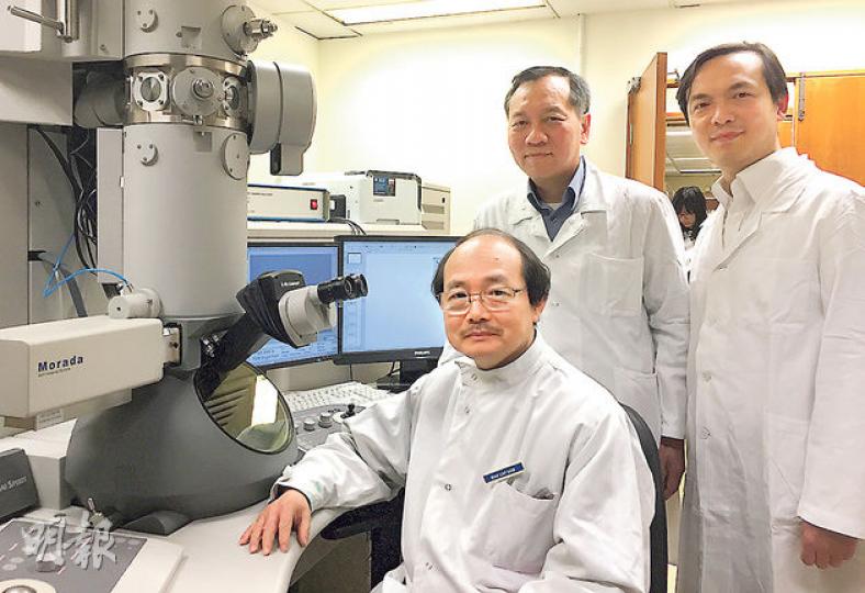 伊利沙伯醫院醫務化驗師麥立三(前)2003年SARS時,細看SARS病人肺組織兩天,發現病原體,配合袁國勇病毒培植結果,確認SARS冠狀病毒。圖後左為伊院病理學部部門經理何永賢,右為伊院高級醫務化驗師刁祖超。(邱雅錡攝) 伊利沙伯醫院醫務化驗師麥立三(前)2003年SARS時,細看SARS病人肺組織兩天,發現病原體,配合袁國勇病毒培植結果,確認SARS冠狀病毒。圖後左為伊院病理學部部門經理何永賢,右為伊院高級醫務化驗師刁祖超。(邱雅錡攝)