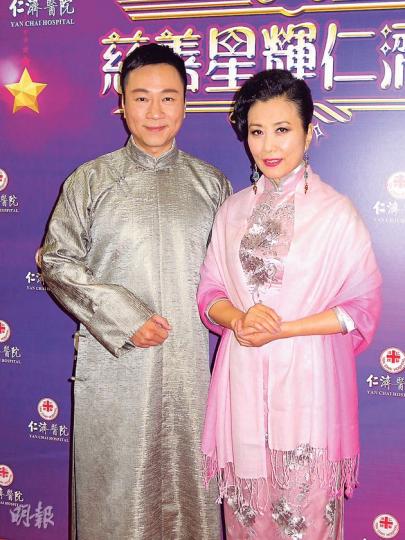 黎耀祥(左)與汪明荃(右)前晚合唱粵曲籌款。(攝影:孫華中) 黎耀祥(左)與汪明荃(右)前晚合唱粵曲籌款。(攝影:孫華中)