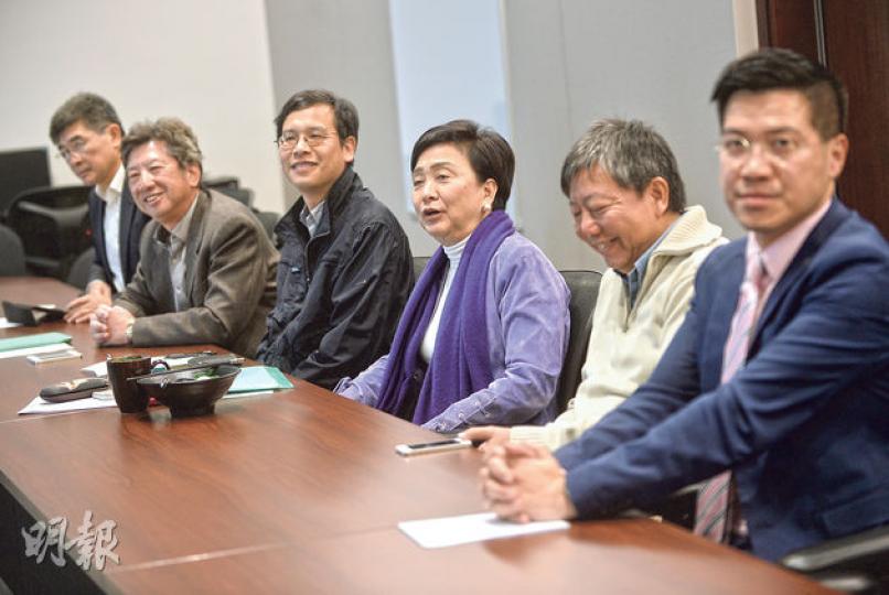 泛民昨召開飯盒會,討論如何回應第二階政改諮詢開展。工黨李卓人(右二)會後稱,會上曾討論明日在立法會以何種方式表達不滿,暫未有定案,期望今日可以落實有什麼示威行動。(盧翊銘攝) 泛民昨召開飯盒會,討論如何回應第二階政改諮詢開展。工黨李卓人(右二)會後稱,會上曾討論明日在立法會以何種方式表達不滿,暫未有定案,期望今日可以落實有什麼示威行動。(盧翊銘攝)
