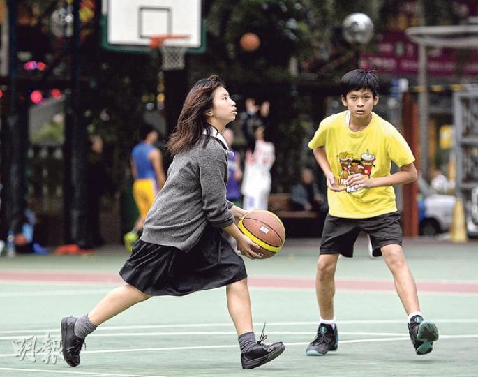研究發現港生體力較內地及星洲等弱,醫生相信與港生運動量不足有關,建議學生應每周做3至5次、每次一小時的中度運動。(余俊亮攝)港生手握力較弱,醫生說與家長常避免讓子女提重物有關,例如家長自幼替子女孭書包的情况十分普遍。(余俊亮攝)(明報製圖)(明報製圖) 研究發現港生體力較內地及星洲等弱,醫生相信與港生運動量不足有關,建議學生應每周做3至5次、每次一小時的中度運動。(余俊亮攝)港生手握力較弱,醫生說與家長常避免讓子女提重物有關,例如家長自幼替子女孭書包的情况十分普遍。(余俊亮攝)(明報製圖)(明報製圖)