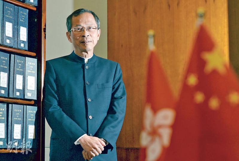 立法會主席曾鈺成認為,「一國兩制」要成功實踐,香港市民與中央政府之間要盡量建立互信,因「一國兩制」本身有矛盾,若雙方都採取「慌死畀人着數咗」、只維護自己權利的心態,無助實踐「一國兩制」。 (盧翊銘攝) 立法會主席曾鈺成認為,「一國兩制」要成功實踐,香港市民與中央政府之間要盡量建立互信,因「一國兩制」本身有矛盾,若雙方都採取「慌死畀人着數咗」、只維護自己權利的心態,無助實踐「一國兩制」。 (盧翊銘攝)