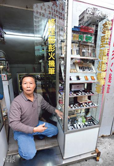 表舖店主(圖)說,案發時打開門口飾櫃拿手表給客人看,被「快手賊」有機可乘,快速伸手入飾櫃搶走兩隻二手勞力士手表。(衛永康攝) 表舖店主(圖)說,案發時打開門口飾櫃拿手表給客人看,被「快手賊」有機可乘,快速伸手入飾櫃搶走兩隻二手勞力士手表。(衛永康攝)