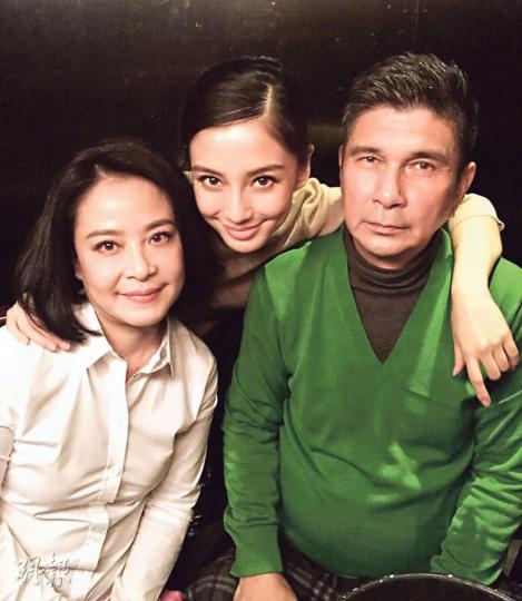 Angelababy與父母亦頗似樣。(微博圖片)Angelababy弟弟楊帆今年剛18歲,被形容是男版Baby。(微博圖片) Angelababy與父母亦頗似樣。(微博圖片)Angelababy弟弟楊帆今年剛18歲,被形容是男版Baby。(微博圖片)