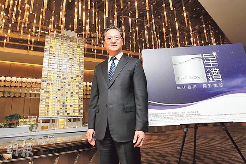 中海外地產董事總經理游偉光(圖)昨介紹西營盤星鑽,會所室內面積約6000方呎,並設19米長游泳池。 (李紹昌攝) 中海外地產董事總經理游偉光(圖)昨介紹西營盤星鑽,會所室內面積約6000方呎,並設19米長游泳池。 (李紹昌攝)