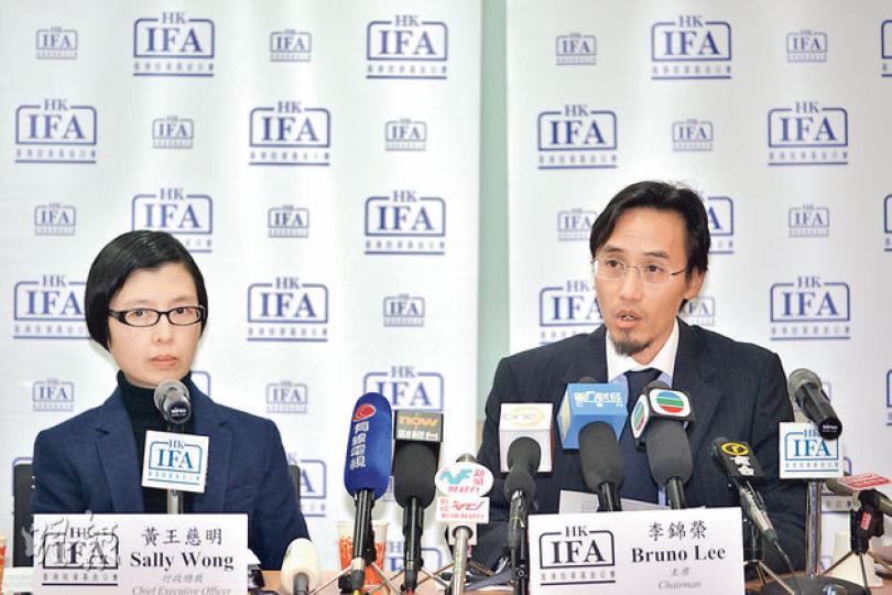 基金公會主席李錦榮(右)指出,實益擁有權問題對受歐洲監管的基金尤為重要,左為行政總裁黃王慈明。(黃志東攝) 基金公會主席李錦榮(右)指出,實益擁有權問題對受歐洲監管的基金尤為重要,左為行政總裁黃王慈明。(黃志東攝)