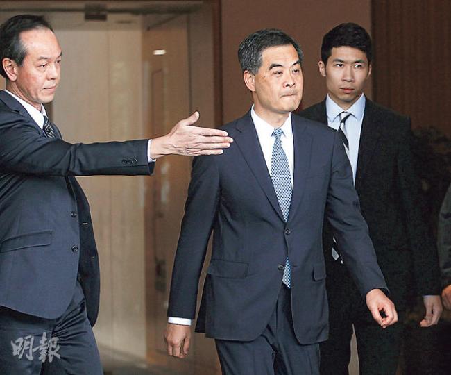 特首梁振英(中)昨日出席行政會議稱港府早前已完成首輪政改諮詢,而今日展開的第二輪諮詢已有基礎,「在這個基礎上,我們討論的範圍應該沒有上一次那麼闊,所以需要的時間亦比較短。希望大家能夠比較集中,一步一步向前行」。(李紹昌攝) 特首梁振英(中)昨日出席行政會議稱港府早前已完成首輪政改諮詢,而今日展開的第二輪諮詢已有基礎,「在這個基礎上,我們討論的範圍應該沒有上一次那麼闊,所以需要的時間亦比較短。希望大家能夠比較集中,一步一步向前行」。(李紹昌攝)