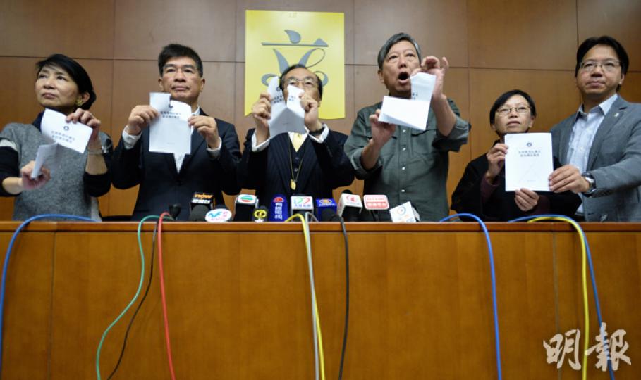 港府昨發表簡稱「民情報告」的《近期香港社會及政治情况報告》,稱按人大決定及《基本法》推行普選,是「市民的共同願望」,又稱報告是當局在可知範圍內,從公開渠道盡量收錄的相關事件及意見。泛民議員昨午召開記者會,斥報告是扭曲民意,並撕毁報告以示不滿。(盧翊銘攝)(明報製圖) 港府昨發表簡稱「民情報告」的《近期香港社會及政治情况報告》,稱按人大決定及《基本法》推行普選,是「市民的共同願望」,又稱報告是當局在可知範圍內,從公開渠道盡量收錄的相關事件及意見。泛民議員昨午召開記者會,斥報告是扭曲民意,並撕毁報告以示不滿。(盧翊銘攝)(明報製圖)