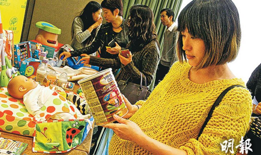 政府建議立法規管嬰幼兒配方奶粉及食品的營養及健康功能聲稱,法例一旦生效,俗稱「細仔奶粉」的0至6個月配方奶粉,將不得聲稱含有何種營養素,例如「含DHA」或「含豐富維他命」。圖為準媽媽在購物展選購奶粉。(李紹昌攝)食物及衛生局副局長陳肇始(左)稱,完成公眾諮詢後會仔細研究意見,暫無立法時間表,而立法後的寬限期長短,亦待諮詢持份者意見。食物安全中心顧問醫生何玉賢(右)補充,當局將建立「核准聲稱清單」及評審機制、清單供業界參考,評審機制讓業界作出健康功能聲稱的申請。(林俊源攝)(明報製圖) 政府建議立法規管嬰幼兒配方奶粉及食品的營養及健康功能聲稱,法例一旦生效,俗稱「細仔奶粉」的0至6個月配方奶粉,將不得聲稱含有何種營養素,例如「含DHA」或「含豐富維他命」。圖為準媽媽在購物展選購奶粉。(李紹昌攝)食物及衛生局副局長陳肇始(左)稱,完成公眾諮詢後會仔細研究意見,暫無立法時間表,而立法後的寬限期長短,亦待諮詢持份者意見。食物安全中心顧問醫生何玉賢(右)補充,當局將建立「核准聲稱清單」及評審機制、清單供業界參考,評審機制讓業界作出健康功能聲稱的申請。(林俊源攝)(明報製圖)