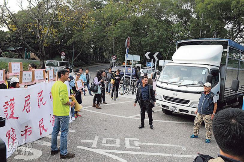 兩部運雞車昨午前往打鼓嶺活雞檢查站時遇村民抗議堵路,無法按原定計劃入檢查站取雞籠,結果今日無法復售活雞。(鍾炳然攝) 兩部運雞車昨午前往打鼓嶺活雞檢查站時遇村民抗議堵路,無法按原定計劃入檢查站取雞籠,結果今日無法復售活雞。(鍾炳然攝)