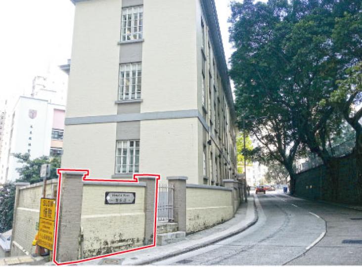 政府擬於上環磅巷建單向扶手電梯,但優化後的設計仍有可能要拆除屬二級歷史建築的醫院道4號部分圍牆(紅框示),引起爭議。(岑詠欣攝) 政府擬於上環磅巷建單向扶手電梯,但優化後的設計仍有可能要拆除屬二級歷史建築的醫院道4號部分圍牆(紅框示),引起爭議。(岑詠欣攝)