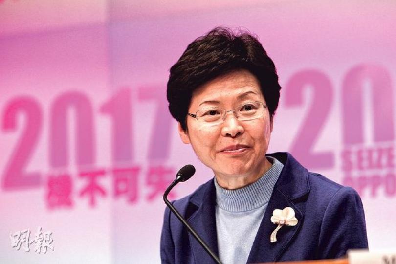 政務司長林鄭月娥昨日多番強調希望泛民回心轉意支持政改,她身穿淺藍上衣及深藍色外套,未有回應有否特別意思,但其外套上的襟針,有人笑言遠看與象徵佔領運動的「雨傘」有點相似。(郭慶輝攝)多個支持政府的團體昨晨到立法會請願,支持政改諮詢。他們高呼「我要有票在手」、「普選一定要篩選」等口號。(李紹昌攝) 政務司長林鄭月娥昨日多番強調希望泛民回心轉意支持政改,她身穿淺藍上衣及深藍色外套,未有回應有否特別意思,但其外套上的襟針,有人笑言遠看與象徵佔領運動的「雨傘」有點相似。(郭慶輝攝)多個支持政府的團體昨晨到立法會請願,支持政改諮詢。他們高呼「我要有票在手」、「普選一定要篩選」等口號。(李紹昌攝)