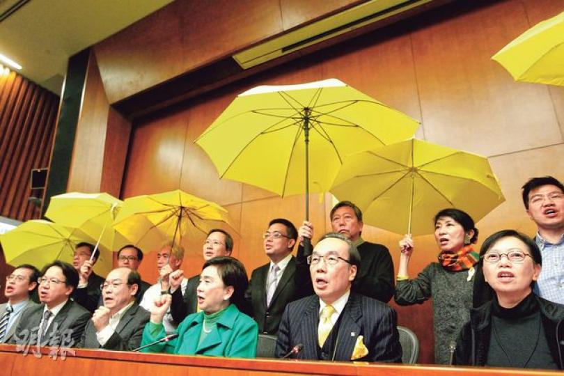 表明杯葛政改諮詢的民主派昨舉起黃傘炮轟諮詢浪費時間,強調在人大「決定」下的是「鳥籠」政改、普選假貨,呼籲政府盡快提交方案讓泛民否決。(郭慶輝攝)經民聯議員石禮謙(左起)、盧偉國、林健鋒、梁君彥、劉皇發和張華峰昨在林鄭月娥宣布啟動第二輪政改諮詢後見記者,該黨主席梁君彥籲各界在諮詢期踴躍發表意見,持不同立場者應互相尊重,求同存異,避免政改原地踏步。(郭慶輝攝) 表明杯葛政改諮詢的民主派昨舉起黃傘炮轟諮詢浪費時間,強調在人大「決定」下的是「鳥籠」政改、普選假貨,呼籲政府盡快提交方案讓泛民否決。(郭慶輝攝)經民聯議員石禮謙(左起)、盧偉國、林健鋒、梁君彥、劉皇發和張華峰昨在林鄭月娥宣布啟動第二輪政改諮詢後見記者,該黨主席梁君彥籲各界在諮詢期踴躍發表意見,持不同立場者應互相尊重,求同存異,避免政改原地踏步。(郭慶輝攝)