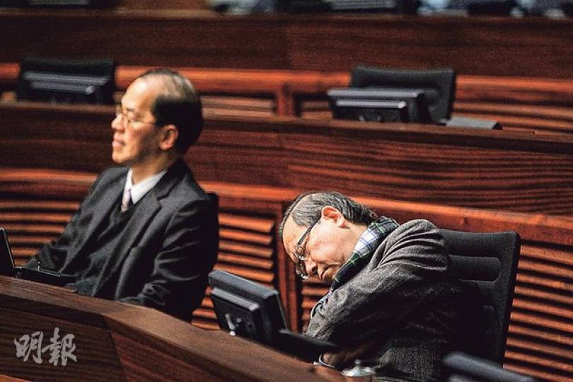 保安局長黎棟國(右)噚日喺室內戴住頸巾,於政務司長林鄭月娥同建制派議員對答時瞓着咗,頭都側埋一邊,佢身邊嘅局長同事,包括民政事務局長曾德成(左)並無擾人清夢。(郭慶輝攝) 保安局長黎棟國(右)噚日喺室內戴住頸巾,於政務司長林鄭月娥同建制派議員對答時瞓着咗,頭都側埋一邊,佢身邊嘅局長同事,包括民政事務局長曾德成(左)並無擾人清夢。(郭慶輝攝)