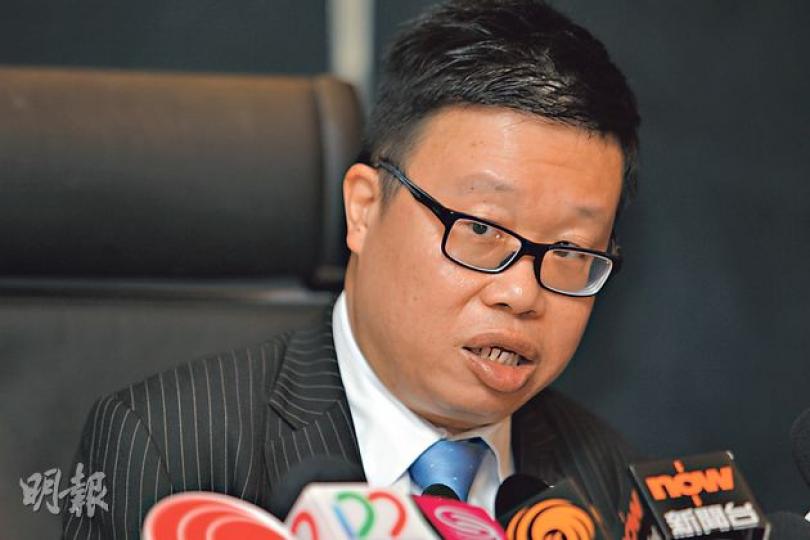 德勤中國華南區主管合伙人黎嘉恩昨公布公開招標,物色有財力及有志長遠經營的投資者入主亞視,不過他拒絕透露入標底價,以及一旦流標如何善後。(郭慶輝攝)亞視執行董事葉家寶預料收取廣告及頻道管理費後,本月中可向員工發放12月份一半欠薪,但另一半何時發放屬未知之數。葉又承認至今未向通訊局繳付電訊及電視廣播牌費,涉款逾千萬,同意未交牌費是嚴重問題,會一併想辦法解決。(劉焌陶攝) 德勤中國華南區主管合伙人黎嘉恩昨公布公開招標,物色有財力及有志長遠經營的投資者入主亞視,不過他拒絕透露入標底價,以及一旦流標如何善後。(郭慶輝攝)亞視執行董事葉家寶預料收取廣告及頻道管理費後,本月中可向員工發放12月份一半欠薪,但另一半何時發放屬未知之數。葉又承認至今未向通訊局繳付電訊及電視廣播牌費,涉款逾千萬,同意未交牌費是嚴重問題,會一併想辦法解決。(劉焌陶攝)