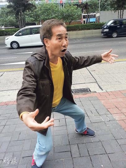 曾任裝修工人的被告鄭靖光（圖）昨在庭外親身示範如何遭貌似「老版馬國明」的鄰居挑釁。鄭稱對方在案發前曾向他說：「你打我啦！」（陳倢朗攝）