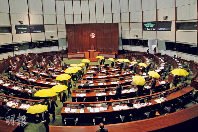 早已表明會杯葛政改諮詢的泛民主派,昨日共24名議員(除公民黨湯家驊、郭榮鏗及獨立議員黃毓民)在政務司長林鄭月娥甫開口宣布政改啟動,便撐起黃傘離場抗議,其後並狠批諮詢無謂、浪費時間。(郭慶輝攝)政改第二階段諮詢昨日展開,政府以「2017,機不可失」作宣傳口號,政務司長林鄭月娥(左)期望議員不要摧毁僅存的些微政治空間,落實普選,她坦承政改通過機會「比較渺茫」。中為律政司長袁國強,右為政制及內地事務局長譚志源。(郭慶輝攝) 早已表明會杯葛政改諮詢的泛民主派,昨日共24名議員(除公民黨湯家驊、郭榮鏗及獨立議員黃毓民)在政務司長林鄭月娥甫開口宣布政改啟動,便撐起黃傘離場抗議,其後並狠批諮詢無謂、浪費時間。(郭慶輝攝)政改第二階段諮詢昨日展開,政府以「2017,機不可失」作宣傳口號,政務司長林鄭月娥(左)期望議員不要摧毁僅存的些微政治空間,落實普選,她坦承政改通過機會「比較渺茫」。中為律政司長袁國強,右為政制及內地事務局長譚志源。(郭慶輝攝)