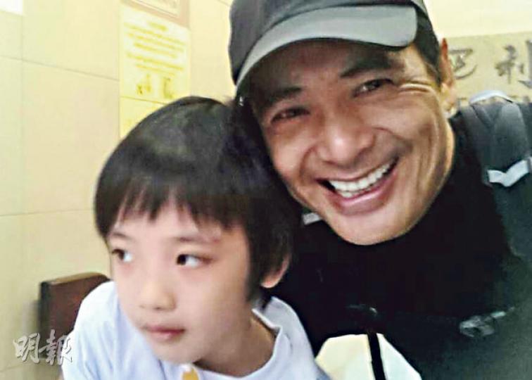 攬着吳鎮宇兒子Feynman的發哥,笑到四萬咁口。(微博圖片)吳鎮宇上載化老裝的造型。(微博圖片) 攬着吳鎮宇兒子Feynman的發哥,笑到四萬咁口。(微博圖片)吳鎮宇上載化老裝的造型。(微博圖片)