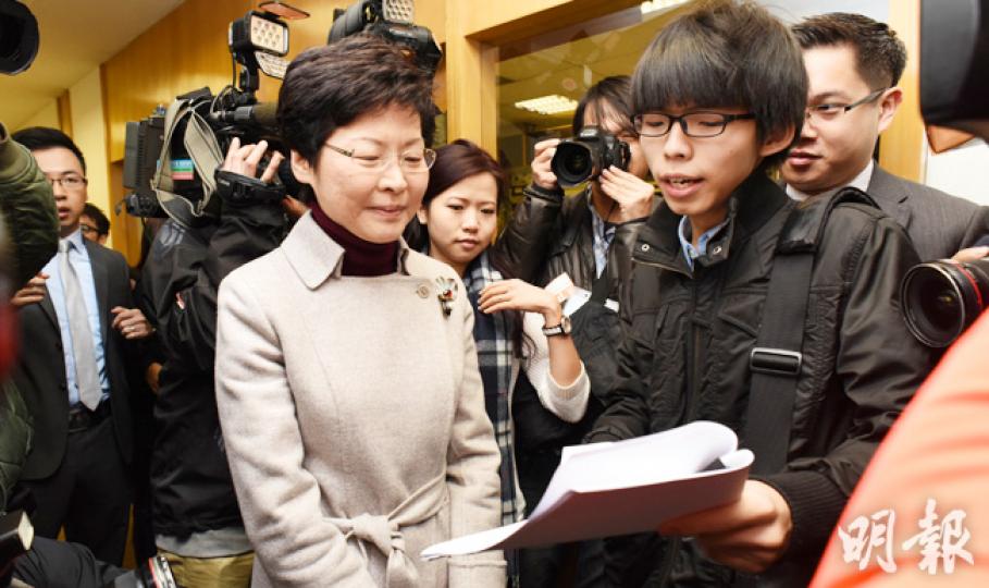 學民思潮召集人黃之鋒(右)昨出席電台節目後留下,等待政務司長林鄭月娥(左),並向林太送上一份預先準備好的中學通識科專題評核表,指港府的《民情報告》只有「低度反思能力」。林太強調報告反映香港狀况。(陳淑安攝) 學民思潮召集人黃之鋒(右)昨出席電台節目後留下,等待政務司長林鄭月娥(左),並向林太送上一份預先準備好的中學通識科專題評核表,指港府的《民情報告》只有「低度反思能力」。林太強調報告反映香港狀况。(陳淑安攝)