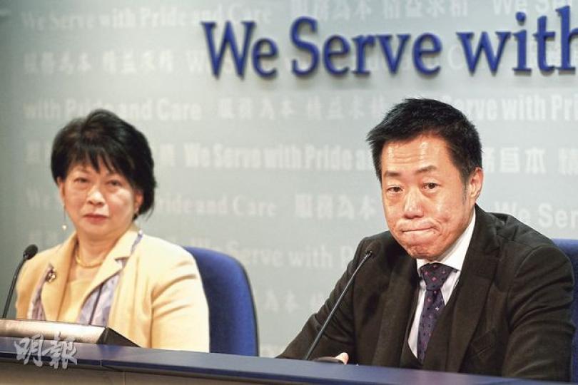 警方及金管局昨日舉行偽鈔聯合記者會,警方商業罪案調查科情報及支援組總督察鄭家偉(右)指出,如市民懷疑自己手上有2003年版1000元鈔票為偽鈔,應向就近銀行或警方求助,圖左為金管局貨幣處主管葉小明。(郭慶輝攝)(明報製圖) 警方及金管局昨日舉行偽鈔聯合記者會,警方商業罪案調查科情報及支援組總督察鄭家偉(右)指出,如市民懷疑自己手上有2003年版1000元鈔票為偽鈔,應向就近銀行或警方求助,圖左為金管局貨幣處主管葉小明。(郭慶輝攝)(明報製圖)