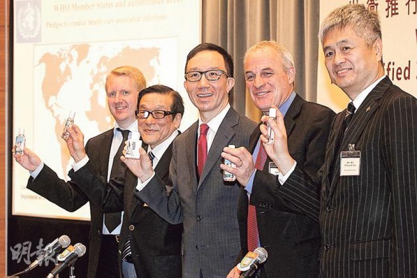 浸會醫院上年嘅醫護潔手接力活動打破世界紀錄,港大公共衛生學院名譽臨牀教授司徒永康(左二)話,學院今年會同世衛合作,將呢個活動推廣至其他醫院。左起為港大公共衛生學院副教授高本恩、司徒永康、港大醫學院院長梁卓偉、世衛病人安全合作中心主任Didier Pittet同浸會醫院行政總監陳崇一。(李紹昌攝) 浸會醫院上年嘅醫護潔手接力活動打破世界紀錄,港大公共衛生學院名譽臨牀教授司徒永康(左二)話,學院今年會同世衛合作,將呢個活動推廣至其他醫院。左起為港大公共衛生學院副教授高本恩、司徒永康、港大醫學院院長梁卓偉、世衛病人安全合作中心主任Didier Pittet同浸會醫院行政總監陳崇一。(李紹昌攝)