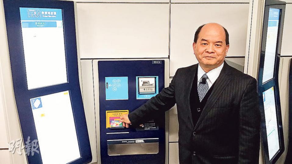 港鐵車務營運主管李聖基話,新款八達通閱卡器只需拍卡就可交易,毋須如過往般要插卡入機身。(黃俊鋒攝) 港鐵車務營運主管李聖基話,新款八達通閱卡器只需拍卡就可交易,毋須如過往般要插卡入機身。(黃俊鋒攝)