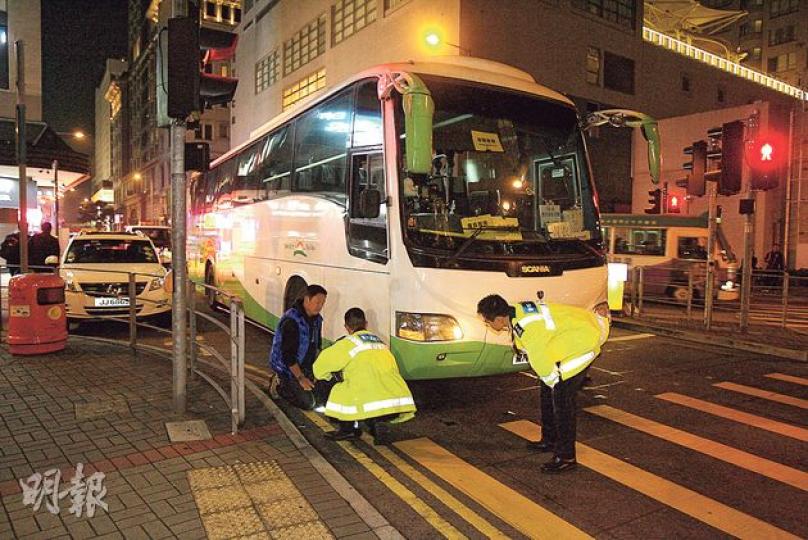村巴把趕車婆婆撞倒輾斃,警員在場調查,並檢視車底情况。(伍浦鋒攝)年近七旬的婆婆未能趕上回家的村巴,卻被輾過身亡,車底遺下一隻波鞋。(伍浦鋒攝) 村巴把趕車婆婆撞倒輾斃,警員在場調查,並檢視車底情况。(伍浦鋒攝)年近七旬的婆婆未能趕上回家的村巴,卻被輾過身亡,車底遺下一隻波鞋。(伍浦鋒攝)