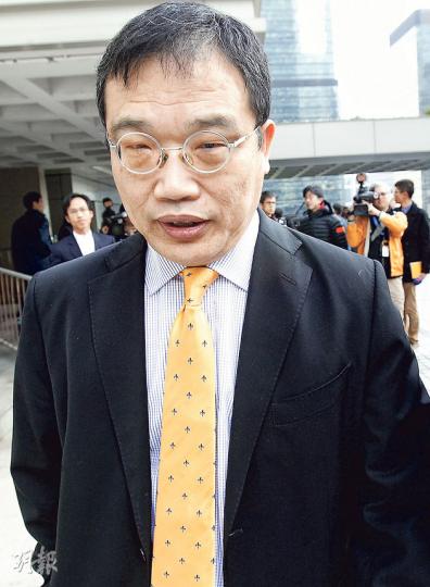 一國兩制研究中心總裁張志剛(圖)昨到高院旁聽,離開時他表示接受和解結果,但拒絕透露訟費金額。(李紹昌攝) 一國兩制研究中心總裁張志剛(圖)昨到高院旁聽,離開時他表示接受和解結果,但拒絕透露訟費金額。(李紹昌攝)