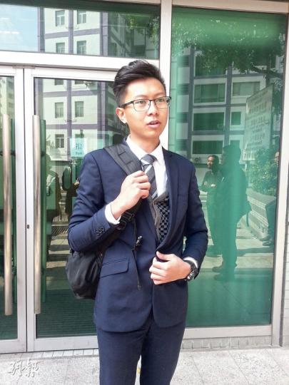 伍華漢(圖)因去年6月新界東北計劃撥款衝擊期間襲擊兩名警員,昨被判囚27日。他隨即透過大律師表示會就刑期提出上訴,由於刑期短,加上裁判官認為他提出合理爭議,故批准他以1萬元保釋外出等候上訴。(陳倢朗攝) 伍華漢(圖)因去年6月新界東北計劃撥款衝擊期間襲擊兩名警員,昨被判囚27日。他隨即透過大律師表示會就刑期提出上訴,由於刑期短,加上裁判官認為他提出合理爭議,故批准他以1萬元保釋外出等候上訴。(陳倢朗攝)