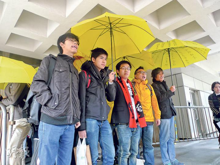 黃之鋒(左起)、岑敖暉、黃浩銘、「快必」譚得志,及周一上庭的梁國雄撐起黃傘,指律政司藉檢控政治打壓,強調繼續抗爭。(何偉畧攝) 黃之鋒(左起)、岑敖暉、黃浩銘、「快必」譚得志,及周一上庭的梁國雄撐起黃傘,指律政司藉檢控政治打壓,強調繼續抗爭。(何偉畧攝)