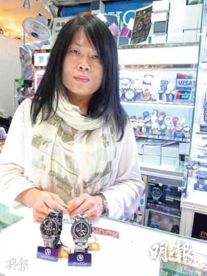 表店負責人江小姐表示,日後關門前會把表收起放好,並考慮加裝閉路電視以加強保安。(楊德銘攝) 表店負責人江小姐表示,日後關門前會把表收起放好,並考慮加裝閉路電視以加強保安。(楊德銘攝)