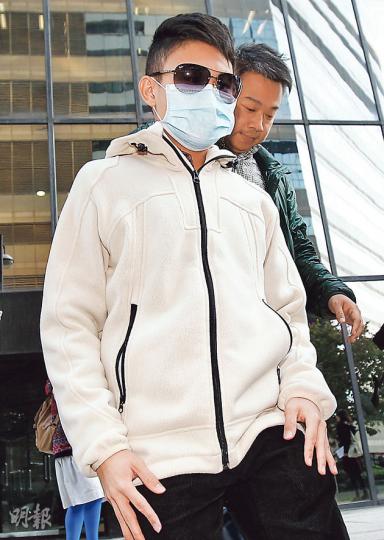 羅允彤的兒子徐穎傑(戴口罩者)昨在庭外被問及是否相信母親清白及家庭關係是否融洽時,均點頭示意。(李紹昌攝) 羅允彤的兒子徐穎傑(戴口罩者)昨在庭外被問及是否相信母親清白及家庭關係是否融洽時,均點頭示意。(李紹昌攝)