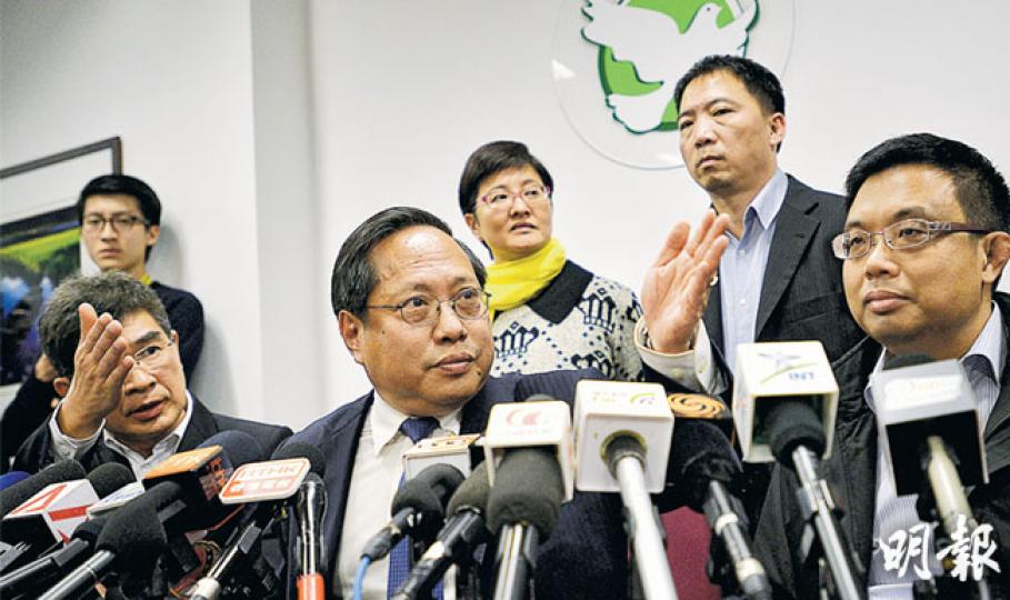 民主黨何俊仁（前排中）昨召開記者會宣布會辭職引發變相公投時，獲得4名同是立法會議員的黨員「撐場」，包括單仲偕（前排左）、涂謹申（前排右）、黃碧雲（後排中）及胡志偉（後排右），但主席劉慧卿未有出席記者會。何俊仁解釋，劉慧卿日後仍要主持中委會及黨員大會作最後決定，因此她希望保持中立形象。有不少泛民稱事前未有收到半點風聲，單仲偕回應稱﹕「民主黨能夠保密12小時已經好叻。」何俊仁的倡議能否成事，要取決於民主黨會員大會。據了解，該黨最快在3月召開大會，有民主黨中人形容，黨內對「公投」意見紛紜，有溫和派認為
