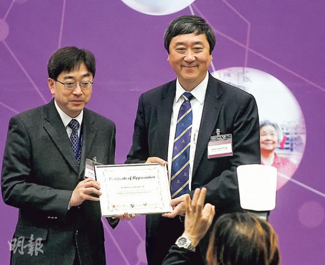 政府終與打鼓嶺村民達成共識，準備啟用臨時檢查站處理本地活雞。食物及衛生局長高永文（左）料一兩日內可恢復活雞應市，詳情料今日下午落實。圖為高永文昨早與中大校長沈祖堯出席一項活動。（李紹昌攝）