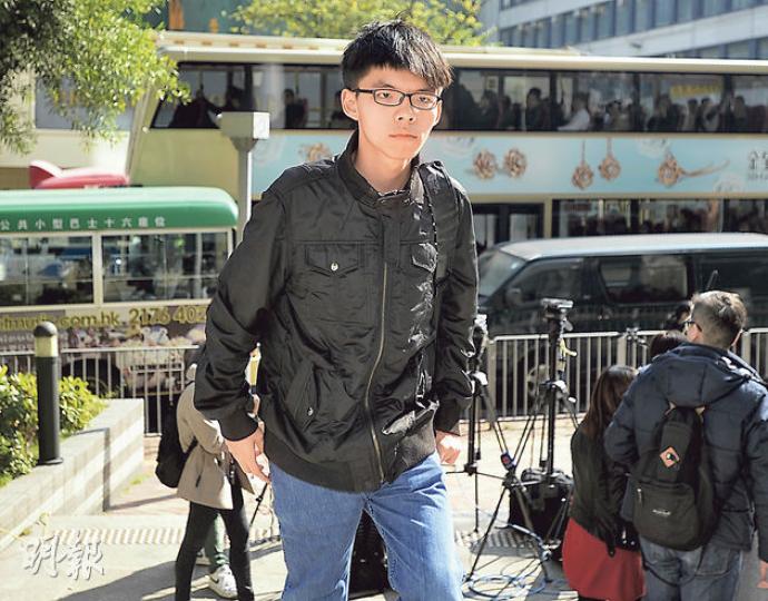 黃之鋒(圖)昨獲撤回裁判法院的控罪及禁足旺角的保釋條件後稱,每個人都應該有人身自由,他認為撤控決定合理。與他一同離開的黃浩銘則稱,將立刻到旺角走走。(余俊亮攝) 黃之鋒(圖)昨獲撤回裁判法院的控罪及禁足旺角的保釋條件後稱,每個人都應該有人身自由,他認為撤控決定合理。與他一同離開的黃浩銘則稱,將立刻到旺角走走。(余俊亮攝)