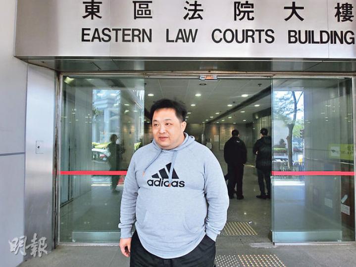 反東北撥款示威者張漢賢（圖）稱，案發當日只是倚在一條柱上及四處遊蕩，不明白為何會被指於立法會會議廳範圍內沒有遵守秩序。（張梓鈴攝）