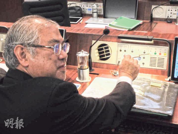 民建聯黃定光噚日喺立法會開財委會，真係有用「撳掣神棍」投票。（楊康琪攝）