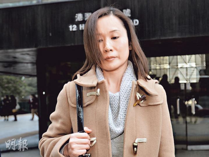 羅允彤的幼女昨供稱，雖曾聽到母親羅允彤（圖）責罵印傭，但稱其語氣與罵她時差不多。（盧翊銘攝）被告羅允彤的女兒Kelly（圖）昨出庭為母親辯護，稱母親沒有虐待和恐嚇3名印傭，母親與她們關係正常，她的供辭與其兄長早前的供辭內容相似。（盧翊銘攝）