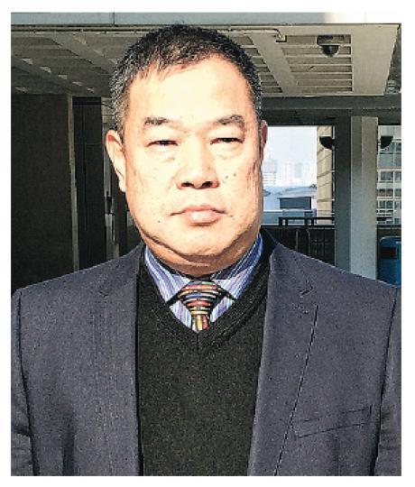 事發時擔任高級消防隊長的陳文輝(圖)供稱,他潛水進入南丫四號的船艙後發現一具小孩屍體,其後發現小孩被女子從後抱緊,女子又被另一男子從後抱住。(黃建邦攝) 事發時擔任高級消防隊長的陳文輝(圖)供稱,他潛水進入南丫四號的船艙後發現一具小孩屍體,其後發現小孩被女子從後抱緊,女子又被另一男子從後抱住。(黃建邦攝)