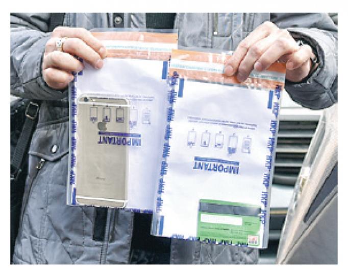 探員在涉嫌執錢不報的青年家中搜獲iPhone 6手機及提款卡,疑與案有關。 (賴俊傑攝) 探員在涉嫌執錢不報的青年家中搜獲iPhone 6手機及提款卡,疑與案有關。 (賴俊傑攝)