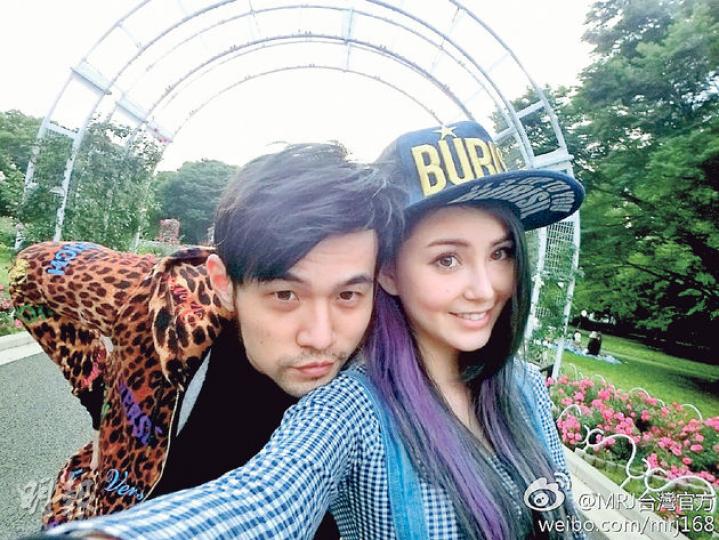 昆凌發現與未婚夫周杰倫的右手同一位置都有一粒痣,原本上載照片想曬恩愛,卻惹來網民笑周杰倫的手毛很長。(微博圖片)
昆凌發現與未婚夫周杰倫的右手同一位置都有一粒痣,原本上載照片想曬恩愛,卻惹來網民笑周杰倫的手毛很長。(微博圖片)