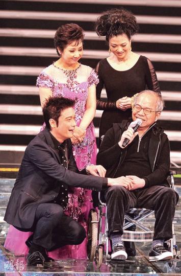 著名填詞人盧國沾坐輪椅領「金針獎」,曾傳不和的羅嘉良一跪泯恩仇。(攝影:鍾偉茵、林祖傑) 著名填詞人盧國沾坐輪椅領「金針獎」,曾傳不和的羅嘉良一跪泯恩仇。(攝影:鍾偉茵、林祖傑)