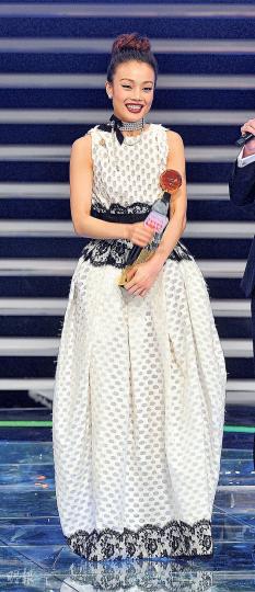 容祖兒成功衛冕第11年獲頒「最優秀流行女歌手大獎」。（攝影：鍾偉茵、林祖傑）抗癌成功的容媽媽特別到場來支持愛女。（攝影：鍾偉茵、林祖傑）張敬軒獲頒四個大獎，成為男歌手大贏家。（攝影：鍾偉茵、林祖傑）張智霖昨晚憑《你是如此難以忘記》奪優秀流行國語歌曲金獎。（攝影：鍾偉茵、林祖傑）謝安琪形象玩新意，紅髮加透視裙非常搶鏡。（攝影：鍾偉茵、林祖傑）校長譚詠麟在老友曾志偉手中接過「名人堂」手印獎座，兩人互窒場面相當搞笑。（攝影：鍾偉茵、林祖傑）鄭俊弘以大熱姿態獲「最有前途新人獎」金獎。（攝影：鍾偉茵、林祖