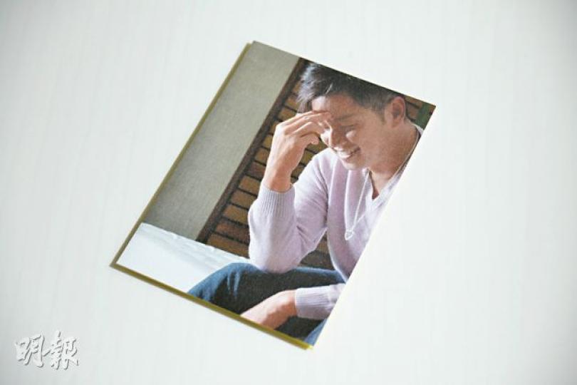 阿倫的情人卡 （黃志東攝）2007年情人節，譚詠麟國際歌迷會突然寄來譚詠麟親筆寫的情人卡，只此一次，Maggie非常珍惜。（未有估價）（黃志東攝）至愛黑膠 - Maggie今次將展出她所有譚詠麟黑膠碟，1984年《霧之戀》與1985年《愛情陷阱》都是她的至愛。（未有估價）（黃志東攝）