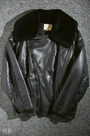 借出珍藏 - 今次展覽由五名收藏家提供展品，包括Alan Hui（大口）、Maggie、Thomas Leung、聶慧賢及一名未有提供名字的收藏家。圖為聶慧賢從譚詠麟服飾慈善拍賣回來的藏品，約千多二千港元。（黃志東攝）