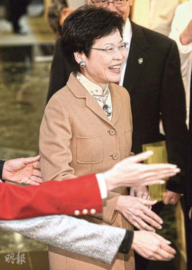政務司長林鄭月娥昨出席馬會130周年賽事,她昨早出席電台節目時表示,對政改方案可於立法會獲三分之二通過「一啲把握都冇」,亦沒信心可從27名泛民議員中說服部分人轉軚支持。(余俊亮攝) 政務司長林鄭月娥昨出席馬會130周年賽事,她昨早出席電台節目時表示,對政改方案可於立法會獲三分之二通過「一啲把握都冇」,亦沒信心可從27名泛民議員中說服部分人轉軚支持。(余俊亮攝)