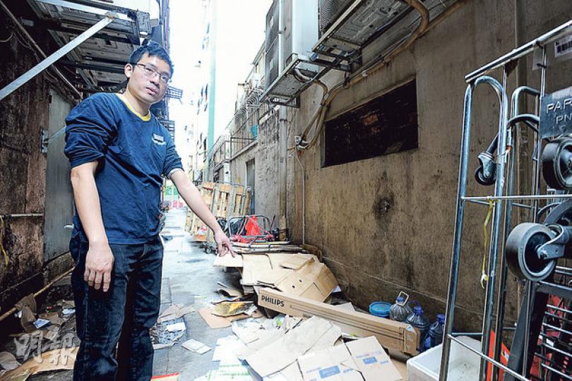 聞女事主呼救聲而揭發案件及報警的百佳超市理貨員阿安(圖),昨日在現場講述經過,指涉案非洲裔男子身材魁梧。(衛永康攝) 聞女事主呼救聲而揭發案件及報警的百佳超市理貨員阿安(圖),昨日在現場講述經過,指涉案非洲裔男子身材魁梧。(衛永康攝)