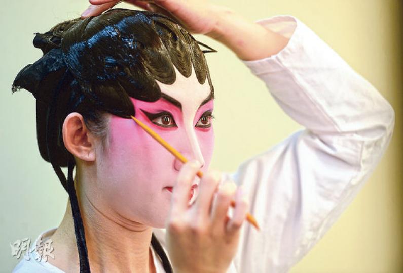 心女已由以往的閒角「擢升」至正印花旦,但她說,現在仍會接下欄工作,不限於花旦角色,以維持與班主的聯繫,讓粵劇工作機會長接長有。(劉焌陶攝) 心女已由以往的閒角「擢升」至正印花旦,但她說,現在仍會接下欄工作,不限於花旦角色,以維持與班主的聯繫,讓粵劇工作機會長接長有。(劉焌陶攝)
