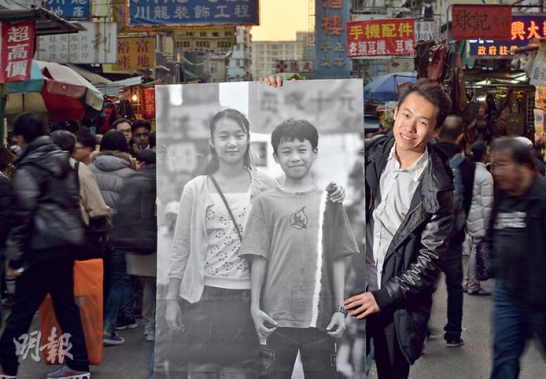 社區組織協會10年前為貧窮兒童出版攝影集,如今舊地重攝,兒童都變成青年。12歲留影時曾夢想做醫生的阿冲,中四已輟學,回望舊照,方知早已淡忘行醫夢。他現於廚房苦幹,盼終有一天開餐廳,擺脫貧窮。(鄧宗弘攝) 社區組織協會10年前為貧窮兒童出版攝影集,如今舊地重攝,兒童都變成青年。12歲留影時曾夢想做醫生的阿冲,中四已輟學,回望舊照,方知早已淡忘行醫夢。他現於廚房苦幹,盼終有一天開餐廳,擺脫貧窮。(鄧宗弘攝)